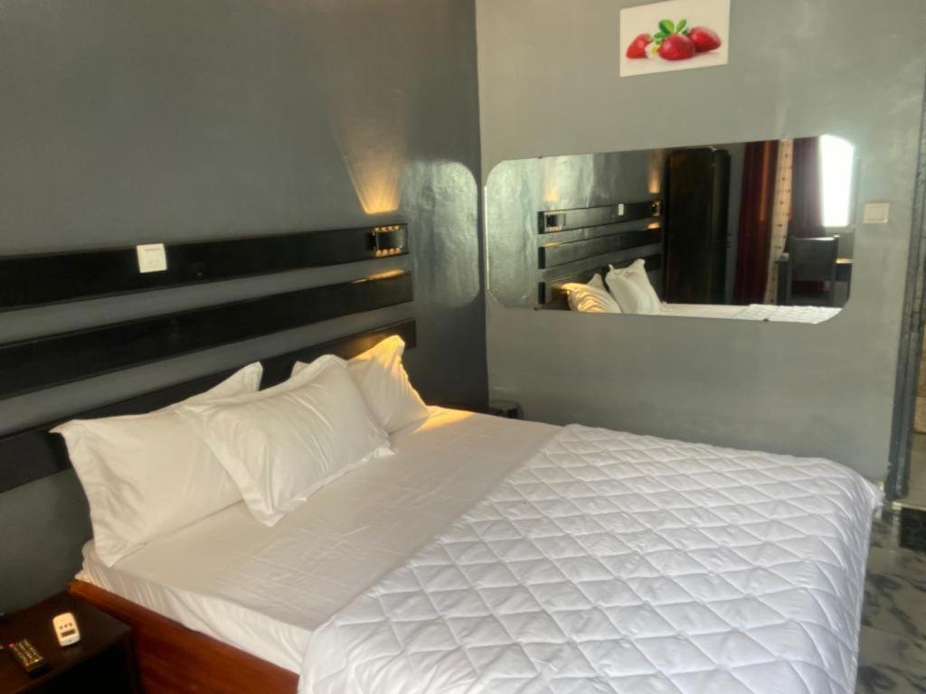 Sunrise Center Bonapriso 111 Hotell Douala Exteriör bild